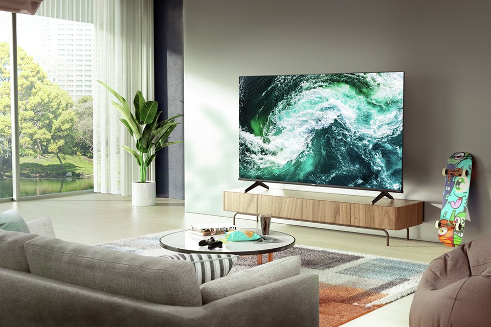 A Hisense smart 4K UHD HDR QLED Freeview TV in a contemporary lounge.